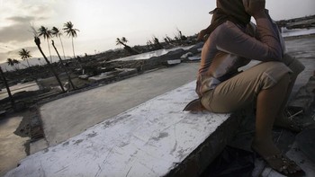 Seorang wanita menangisi rumahnya yang lenyap tersapu tsunami. Foto diambil pada 21 Januari 2005. (Foto:Spencer Platt/Getty Images). 