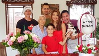 Tamara Bleszynski menghabiskan waktu Natal bersama keluarga. Foto: dok. Instagram
