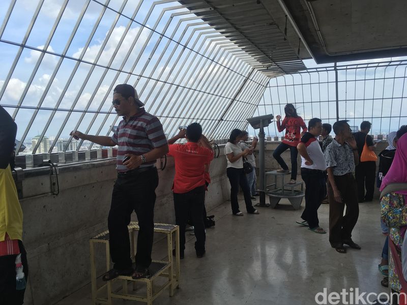 Antusiasme warga mengeker lanskap Jakarta dari Puncak Monas
