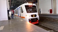 Kereta bandara berangkat setiap 30 menit sekali.