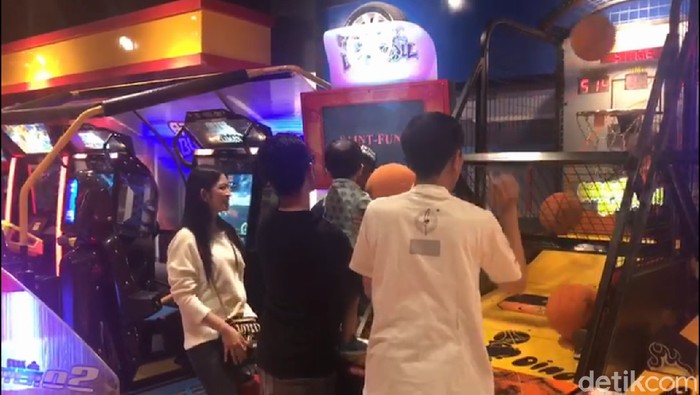 Pakai Kaus Bali, Begini Gaya Jokowi Main Basket di Botani Square