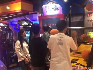 Pakai Kaus Bali, Begini Gaya Jokowi Main Basket di Botani Square