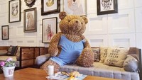 Coffee shop ini memiliki desain ruangan yang vintage dan cantik. Namanya, Roaster and Bear yang ada di Jalan P. Mangkubumi No. 52, Gowongan, Jetis, Kota Yogyakarta.