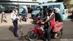 Foto: Pemotor Bingung Lihat Jalan Jatibaru Tanah Abang Ditutup