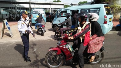 Foto: Pemotor Bingung Lihat Jalan Jatibaru Tanah Abang Ditutup