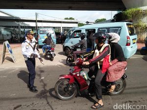 Foto: Pemotor Bingung Lihat Jalan Jatibaru Tanah Abang Ditutup