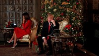 Dalam kesempatan terpisah, tampak pula Trump tengah sibuk menelepon. Begitu pula dengan Melania. (Foto: Carlos Barria/Reuters)