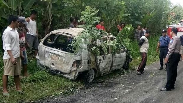 Api membakar habis mobil