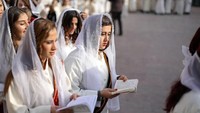 Para perempuan berdoa selama misa Natal di Gereja Ortodoks St Efram di Qamishli, Suriah. (Foto: Rodi Said/Reuters)