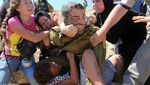 Si Pirang Ahed Tamimi, Gadis Palestina yang Tak Takut Lawan Israel