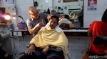Foto: Sandiaga dan Lulung Potong Rambut Bareng di Ko Tang Glodok