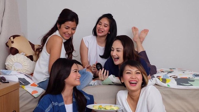 Mom Sweet Moms, adalah nama geng yang terdiri dari sederet ibu berpengalaman. Para artis yang menjadi anggota geng ini adalah Ersa Mayori, Meisya Siregar, Mona Ratuliu, Novita Angie,dan Nola ‘B3’. Geng ini bahkan memiliki akun Instagram sendiri. Melalui akun tersebut mereka kerap berbagi quote dan tips inspiratif. Foto: Dok. Instagram