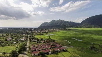 Atas dan bawah, perbandingan 10 tahun pasca tsunami Aceh. (Foto: (atas) Dimas Ardian dan (bawah) Ulet Ifansasti/Getty Images)