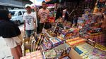 Jelang Tahun Baru, Pedagang Kembang Api Bermunculan