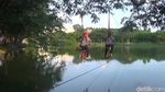 Foto: Naik Sepeda di Atas Danau Cinta Akkarena Makassar