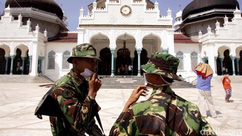 TNI berjaga di sekitar Mesjid. Foto diambil pada 7 Januari 2005. (Foto: Spencer Platt/Getty Images)