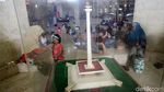 Antre Hingga Tidur di Lantai, Potret Gaya Liburan Warga di Monas