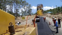 Alat-alat berat kini banyak hadir di perbatasan untuk menuntaskan target pembangunan di perbatasan, salah satunya adalah jalan beraspal. Pool/PUPR.