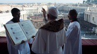 Begini momen saat Paus Fransiskus memberikan pesan Urbi et Orbi dari atas balkon Gereja St Peters Vatikan. Di bawah sana, tampak jemaat berkumpul. (Foto: Third Party/Reuters)