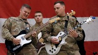 Tentara AS merayakan Natal dengan bermain gitar di pangkalan militer AS di Bagram, utara Kabul, Afghanistan. (Foto: Mohammad Ismail/Reuters)