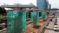 Sebagian tiang pancang LRT sudah berdiri di Jalan Rasuna Said.