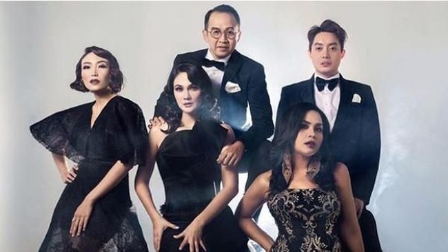 Inilah geng yang baru-baru ini membuat heboh karena video mereka saat pemotretan tersebar di akun gosip. Geng beranggotakan Luna Maya, Melaney Ricardo, Ayu Dewi, Iwet Ramadhan, dan Edric Tjandra ini menamai diri mereka Geng Mentri Ceria. Foto: Dok. Instagram