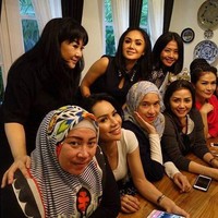 Para artis di foto ini tergabung dalam satu geng karena arisan yang rutin mereka ikuti. Anggota geng ini adalah Melly Goeslaw, Krisdayanti, Yuni Shara, Kristina, Iis Dahlia dan Sylviana Herman. Foto: Dok. Instagram