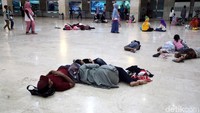 Banyak pengunjung yang beristirahat dengan tiduran di lantai museum.