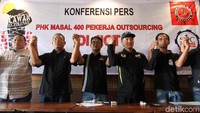 Perwakilan serikat pekerja mengangkat tangan bersama usai menggelar jumpa pers.
