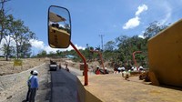 Ini adalah pekerjaan peningkatan kualitas jalan perbatasan menuju PLBN Motaain yang ada di NTT. Pool/PUPR.