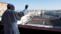 Paus Fransiskus memberi pesan Urbi et Orbi (Kepada Kota Roma dan kepada dunia) saat Natal di Lapangan St Peters Vatikan. (Foto: Third Party/Reuters)