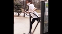 Kang Sora bahkan pernah mengunggah video saat sedang menggunakan fasilitas outdoor gym di taman kota Seoul. (Foto: instagram/reveramess_)