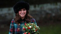 Anggunnya penampilan Kate Middleton dalam perayaan Natal Kerajaan Inggris di Sandringham Estate. (Foto: Hannah McKay/Reuters)