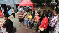 Calon penumpang mengantre untuk naik bus tingkat Jakarta Explorer di Halte Istiqlal, Selasa (26/12/2017).