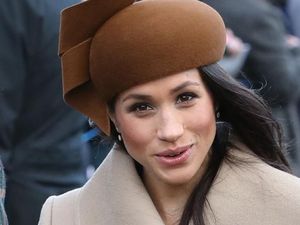 Duh, Netizen Sebut Topi Meghan Markle Mirip Emoji Gambar Poop