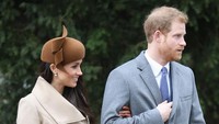 Meghan Markle selalu melingkarkan tangannya pada lengan Pangeran Harry. (Foto: Chris Jackson/Getty Images)
