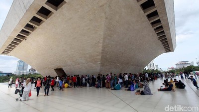 Antre Hingga Tidur di Lantai, Potret Gaya Liburan Warga di Monas