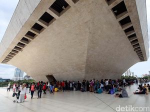 Antre Hingga Tidur di Lantai, Potret Gaya Liburan Warga di Monas