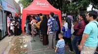 Warga rela antre panjang demi untuk menaiki bus tingkat.