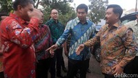 Selain Panglima TNI Marsekal TNI Hadi Tjahjanto yang hadir di open house, tampak juga sejumlah tokoh nasional dan politik seperti Misbakhun, Sekjen partai Golkar Idrus Marham, Rieke Dyah Pitaloka, Ketua BPKP, Ketua Umum HMI, Ketua Umum GMKI dan masih banyak lagi.