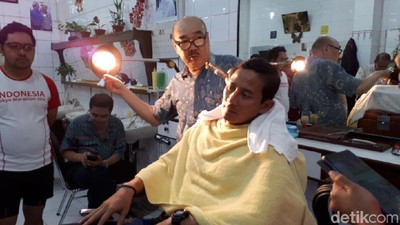 Foto: Sandiaga dan Lulung Potong Rambut Bareng di Ko Tang Glodok
