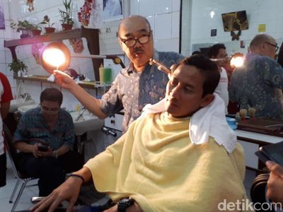 Foto: Sandiaga dan Lulung Potong Rambut Bareng di Ko Tang Glodok