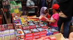 Jelang Tahun Baru, Pedagang Kembang Api Bermunculan