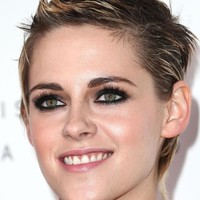 Kristen Stewart mengubah penampilannya tidak lama setelah putus dari Robert Pattinson. Kristen kemudian berpacaran dengan wanita, model Victoria’s Secret, Stella Maxwell. Foto: Alexander Koerner/Getty Images for Chanel