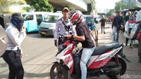 Pantauan detikcom sekitar pukul 08.30 WIB, Jl Jatibaru Raya kembali ditutup sebagai tempat pedagang kaki lima (PKL) berjualan. Pemotor terpaksa mencari jalan lainnya.