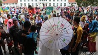 Para pengunjung memadati halaman Museum Fatahilah, Selasa (26/12/2017).