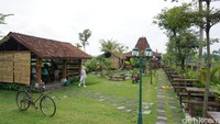 Wedang Kopi ini berada di Jalan Manisrenggo KM 1, Bugisan, Prambanan. Di sini Anda bisa mencicip beragam kopi sambil makan enak. Dijamin puas dan bisa cuci mata melihat sawah.