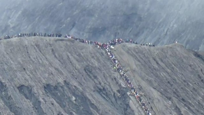 Tak Hiraukan Status Waspada, Wisatawan Sesaki Bibir Kawah Bromo