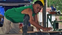 Salah satu atraksi yang terkenal di Ban Kok Sa-Nga dan masih ada hingga kini adalah tinju ular, tinju antara manusia dan ular. Dalam tinju ini, ular akan dibuat marah dan seorang priaakan masuk ke dalam ring untuk menjinakkannya. Semakin ular marah dan semakin sulit dijinakkan, tinju ular ini terlihat makin seru! (CNN)