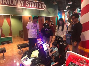 Ajak Cucu ke Botani Square, Jokowi Unjuk Gigi Main Basket